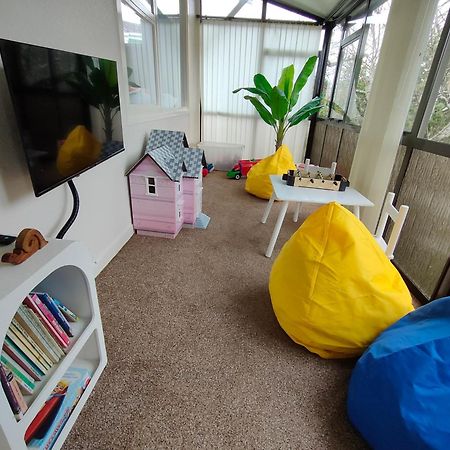 Retro 4 Bedroom Home, Warm And Welcoming, Quiet Location Porirua Exteriör bild