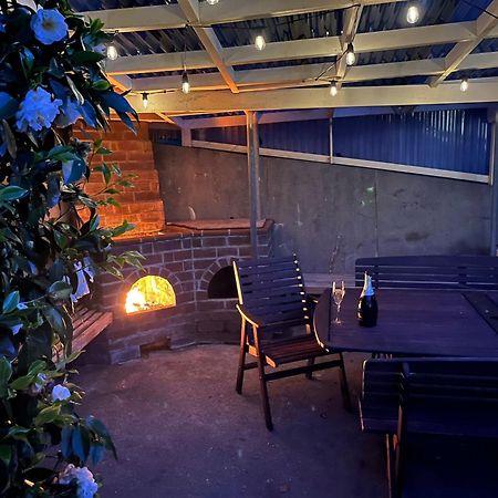 Retro 4 Bedroom Home, Warm And Welcoming, Quiet Location Porirua Exteriör bild