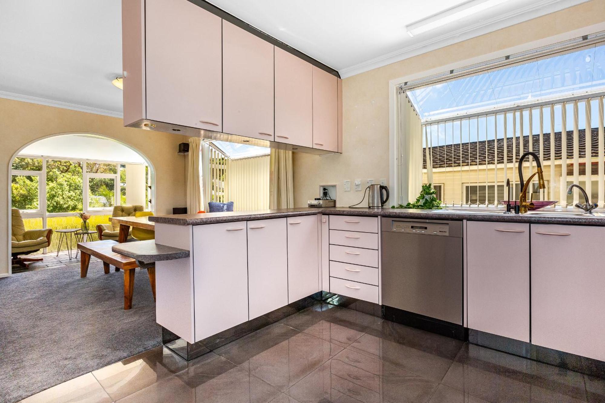 Retro 4 Bedroom Home, Warm And Welcoming, Quiet Location Porirua Exteriör bild