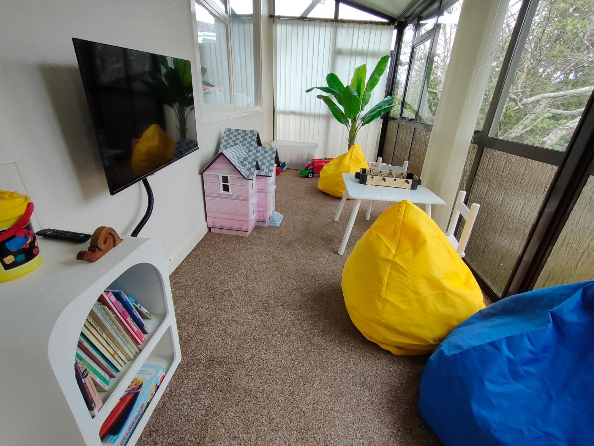 Retro 4 Bedroom Home, Warm And Welcoming, Quiet Location Porirua Exteriör bild