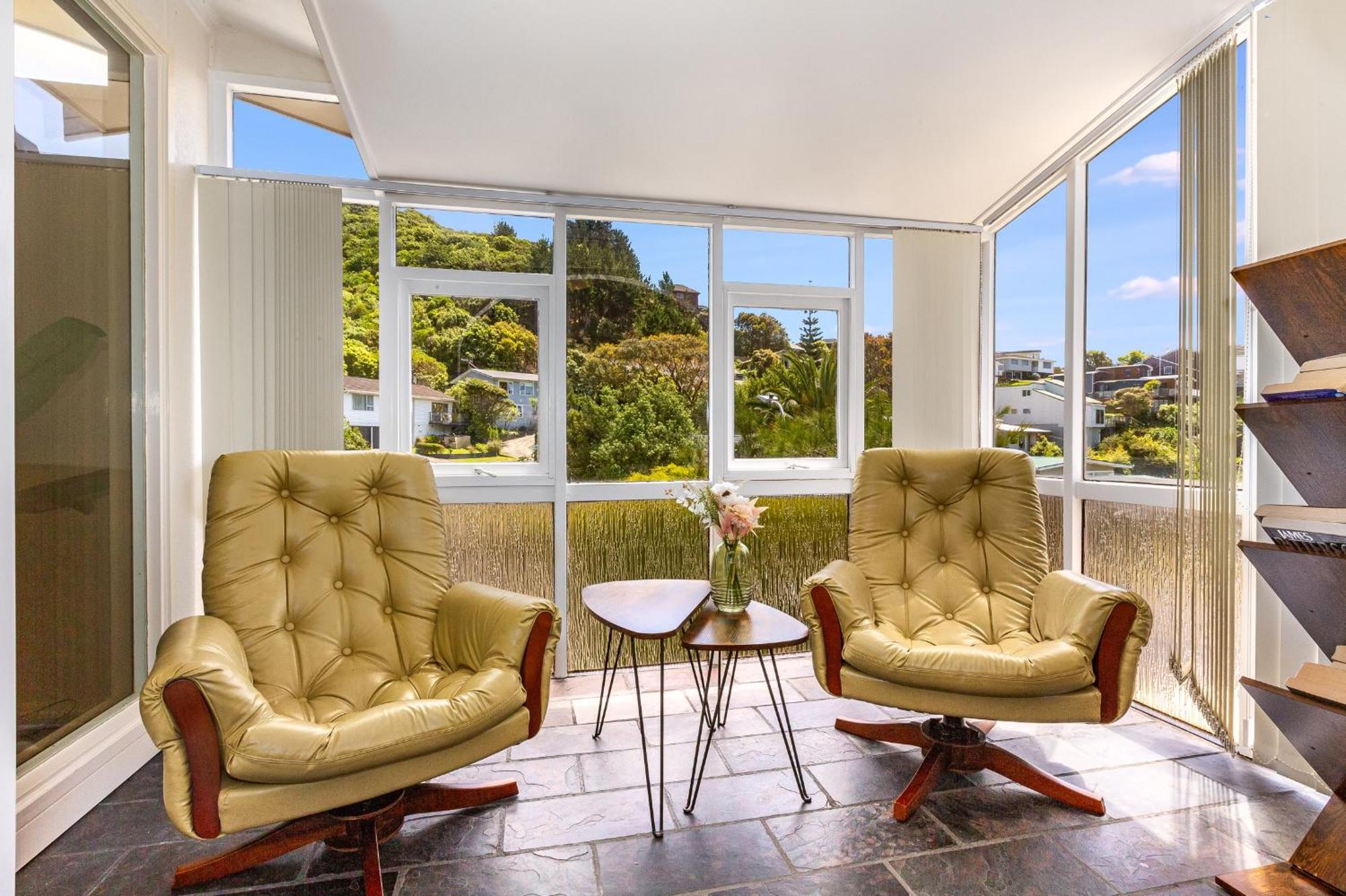 Retro 4 Bedroom Home, Warm And Welcoming, Quiet Location Porirua Exteriör bild