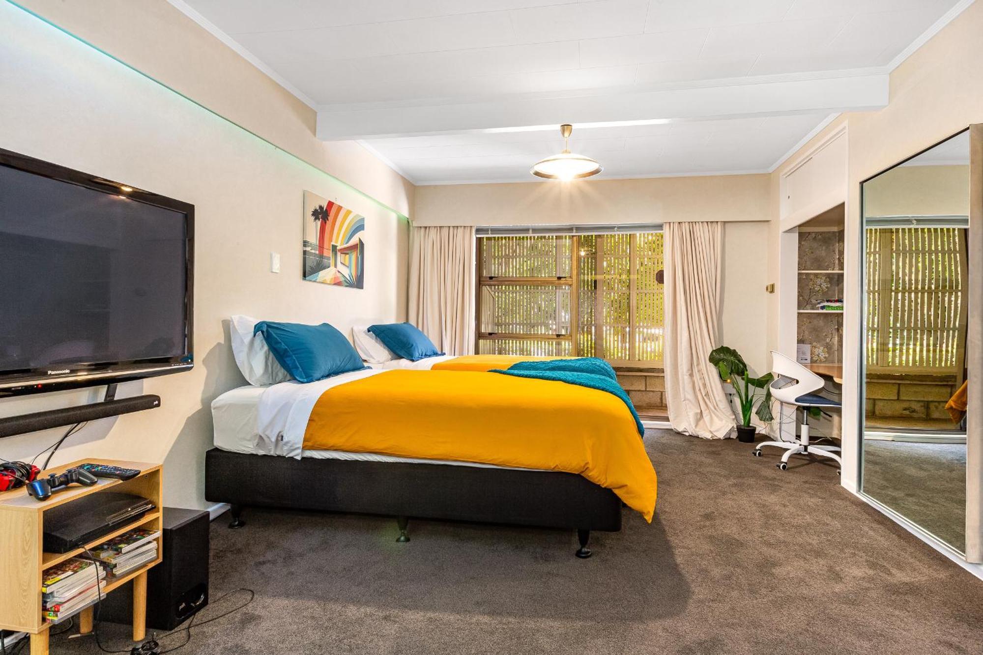 Retro 4 Bedroom Home, Warm And Welcoming, Quiet Location Porirua Exteriör bild