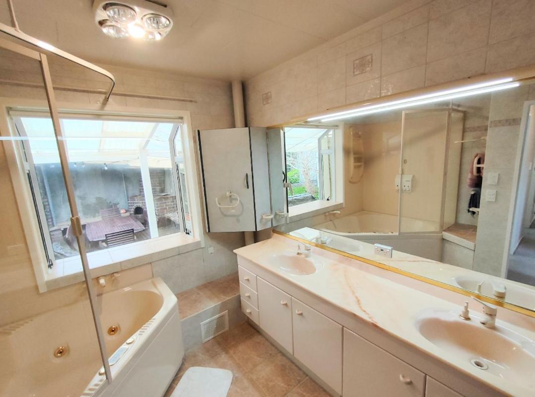Retro 4 Bedroom Home, Warm And Welcoming, Quiet Location Porirua Exteriör bild