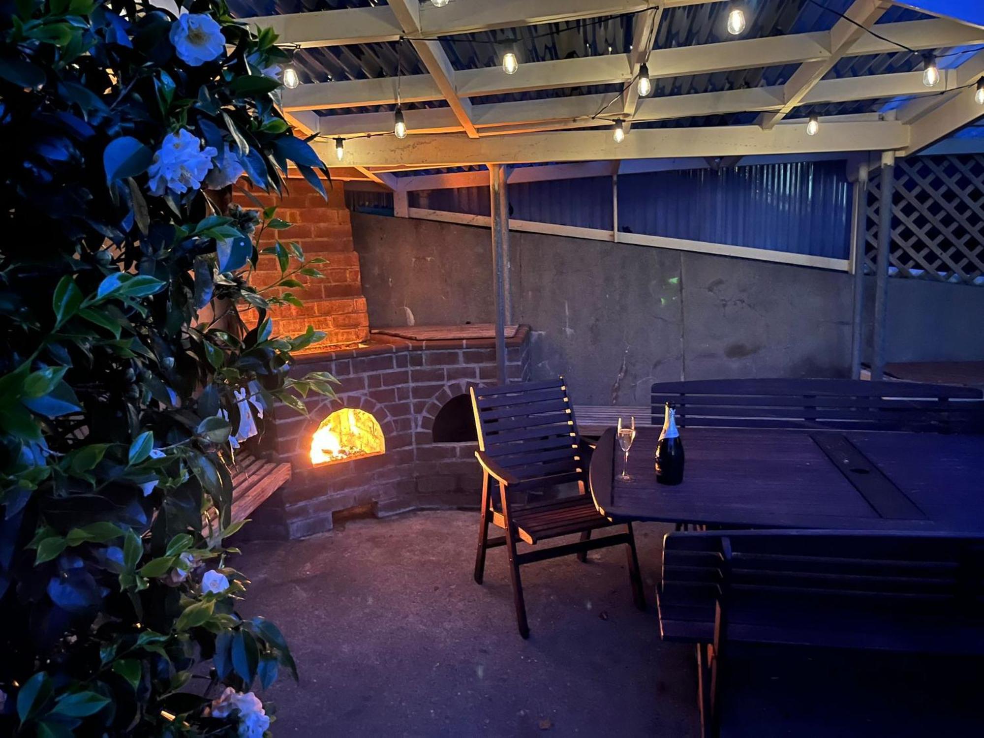 Retro 4 Bedroom Home, Warm And Welcoming, Quiet Location Porirua Exteriör bild