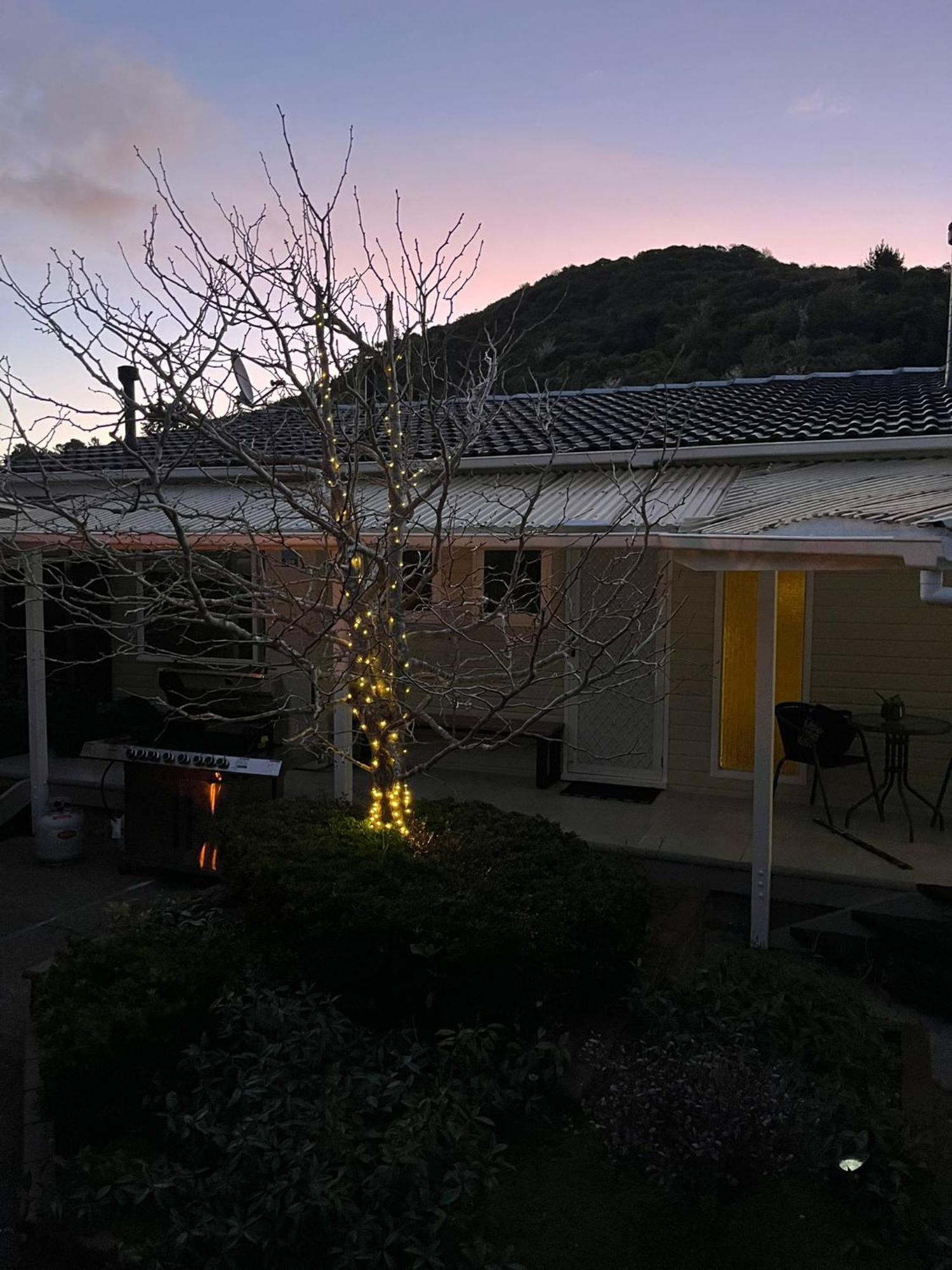 Retro 4 Bedroom Home, Warm And Welcoming, Quiet Location Porirua Exteriör bild
